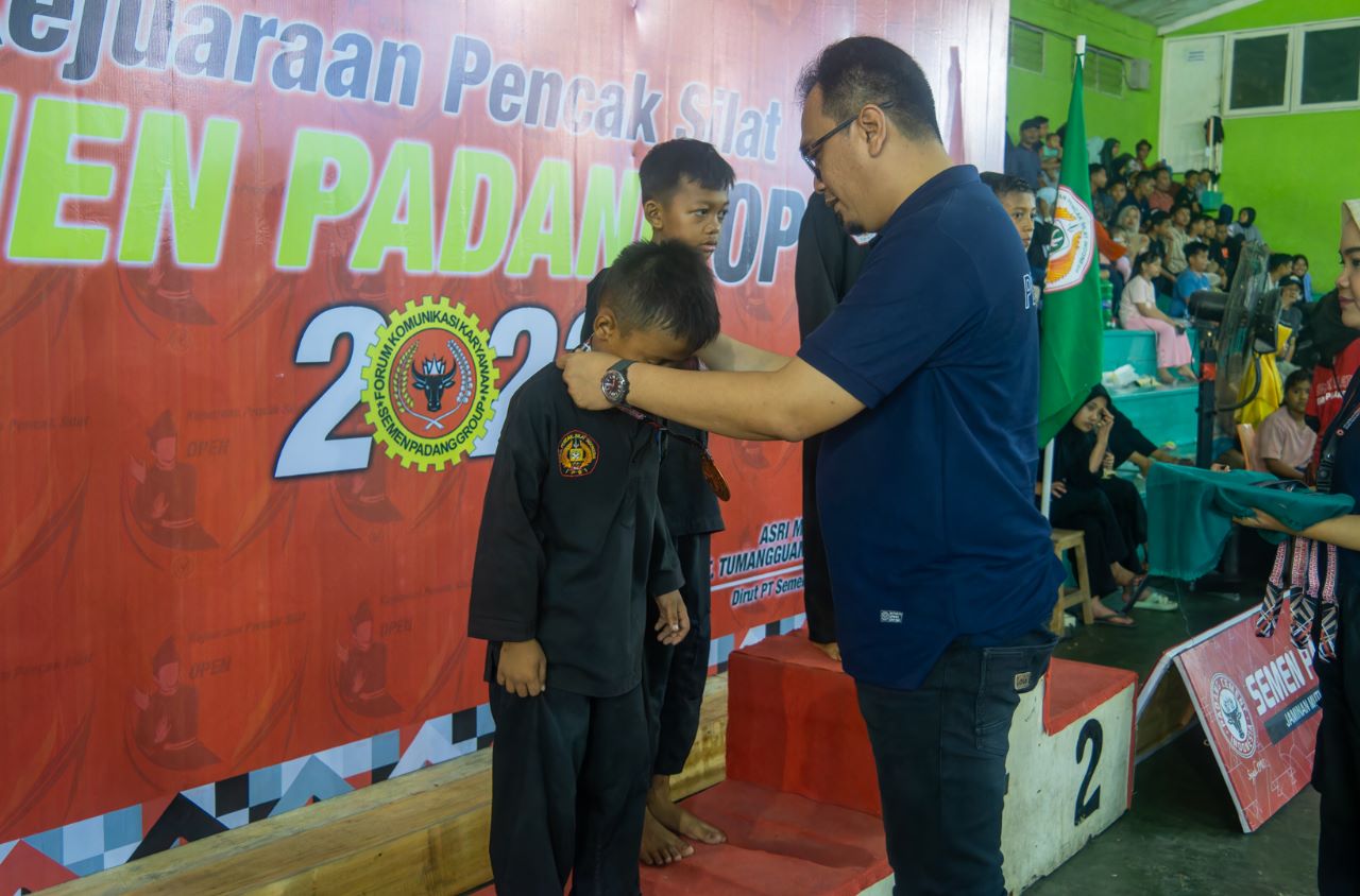 Pengalungan medali kepada pemenang Kejuaraan Pencak Silat Semen Padang Open 2023 yang digelar PT Semen Padang  
